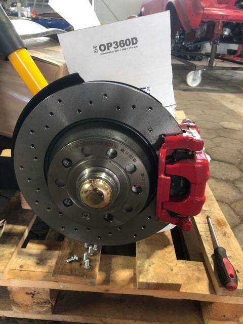 Audi 100 C1 Coupé on a 282x12 brake disc in combination with the brake system of the VW Golf 6 GTI (131795)