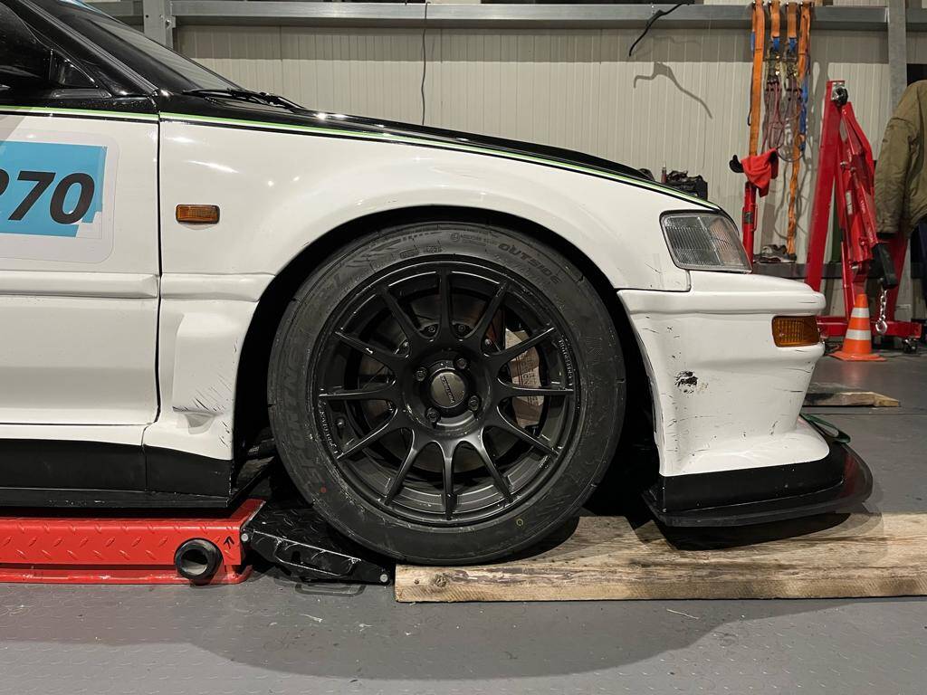 Brake upgrade Honda CRX to PFC ZR22 calipers on the front axle in combination with the 320x32 Tarox friction ring and Epytec brake disc pot.
